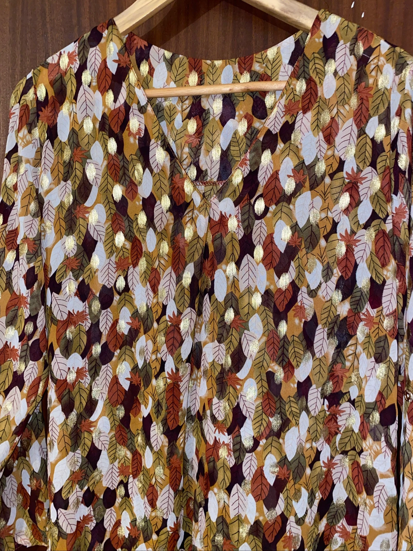 Blusa escote V estampado de hojas doradas – photo 3